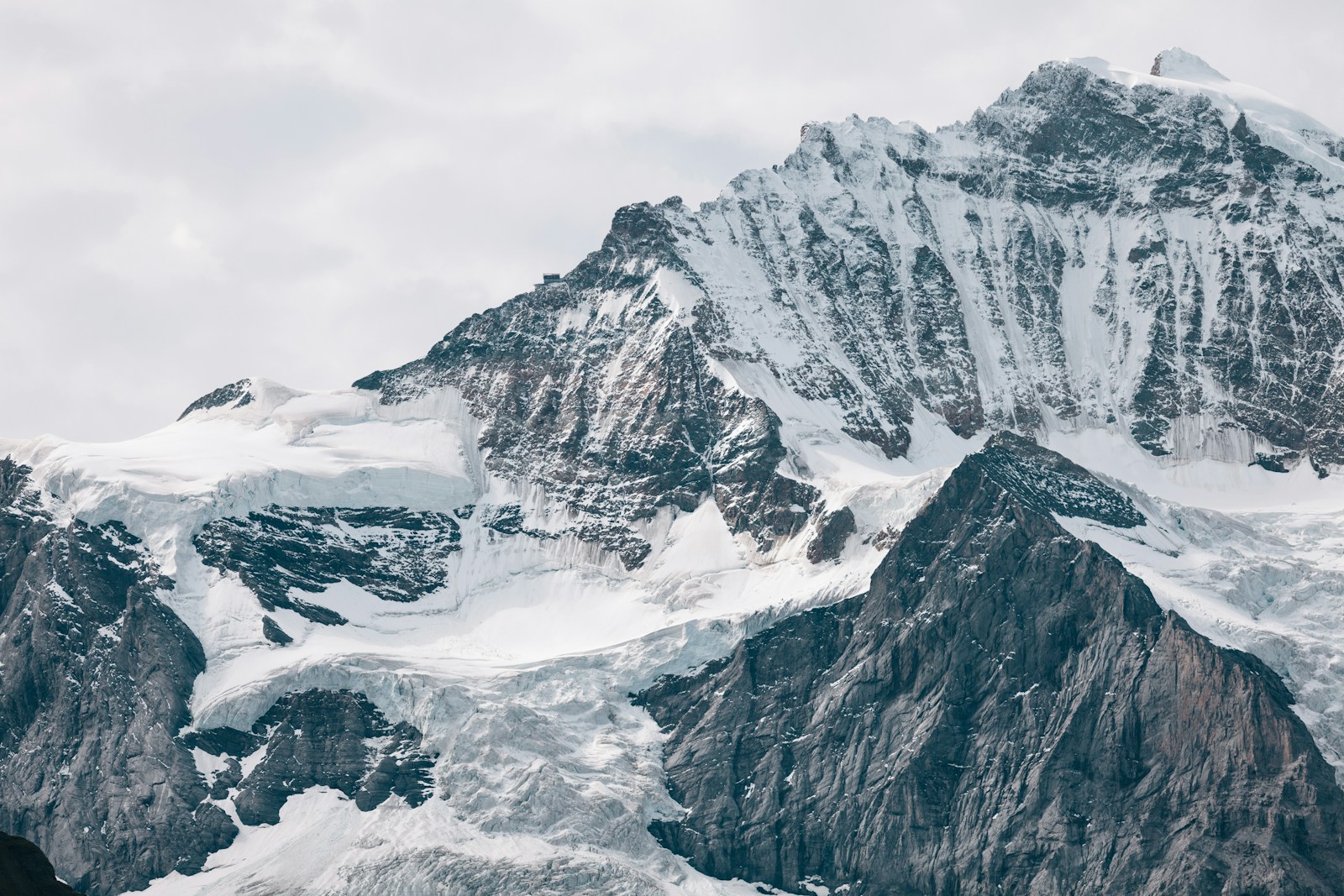 Verschneite Gipfel der Schweizer Alpen im Morgenlicht als Symbol für die Schweizer OnlyFans-Szene