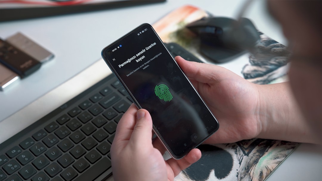 Smartphone mit Fingerabdrucksensor — Altersverifikation für OnlyFans in Deutschland