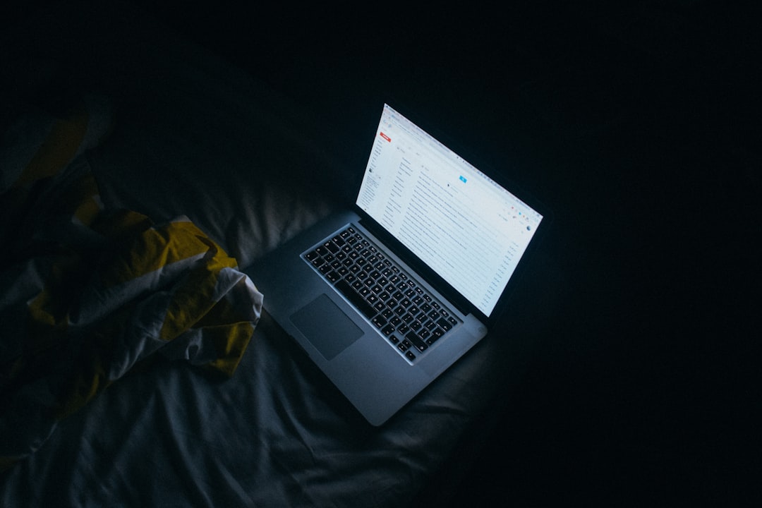 Laptop im abgedunkelten Raum — was tun, wenn OnlyFans-Bilder in Deutschland geleakt wurden