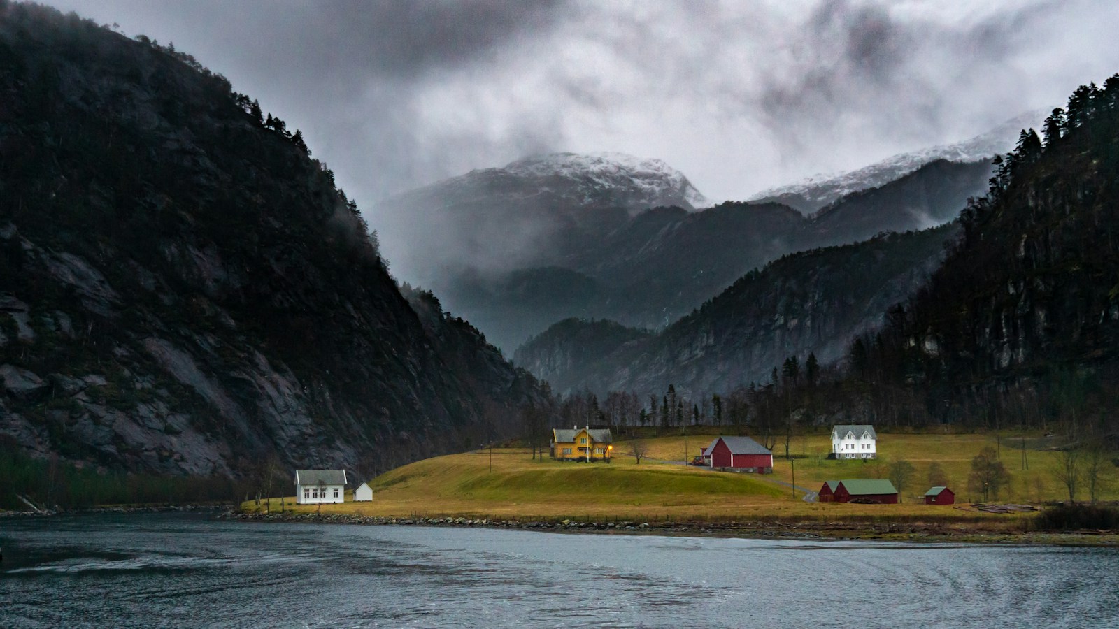 Norsk fjordlandskap med hus og fjell — Fansly i Norge, norske skapere og hvordan du unngår falske profiler