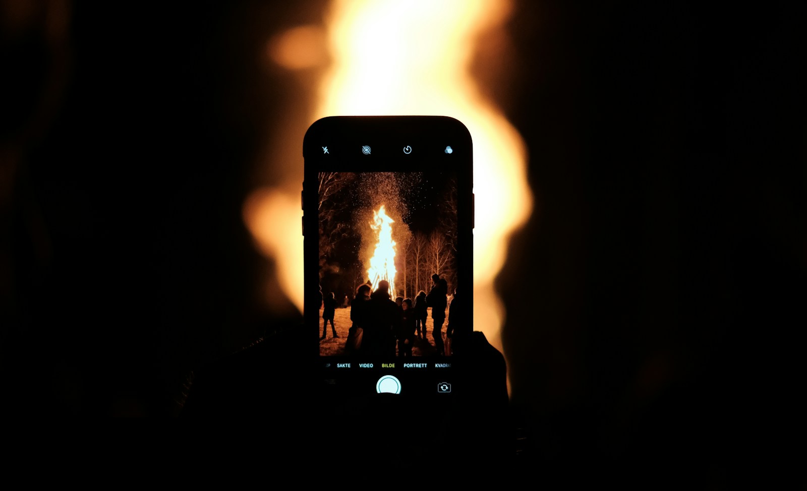 Mobilni telefon sa upaljenim ekranom u tamnoj prostoriji — kako funkcioniše OnlyFans platforma