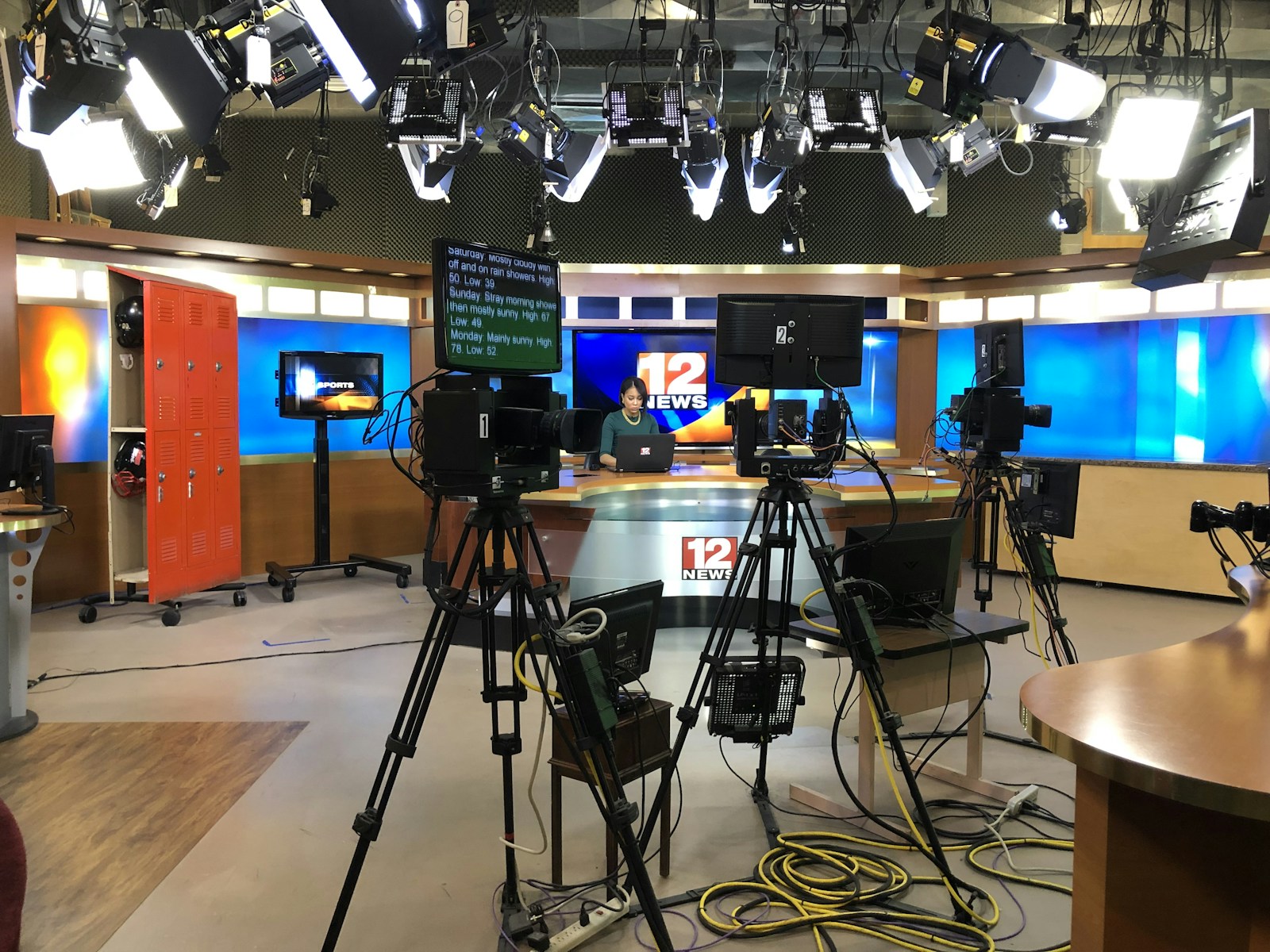 Televizijski studio z lučmi in kamero — tekmovalke Kmetije, Sanjskega moškega in Bara z OnlyFans